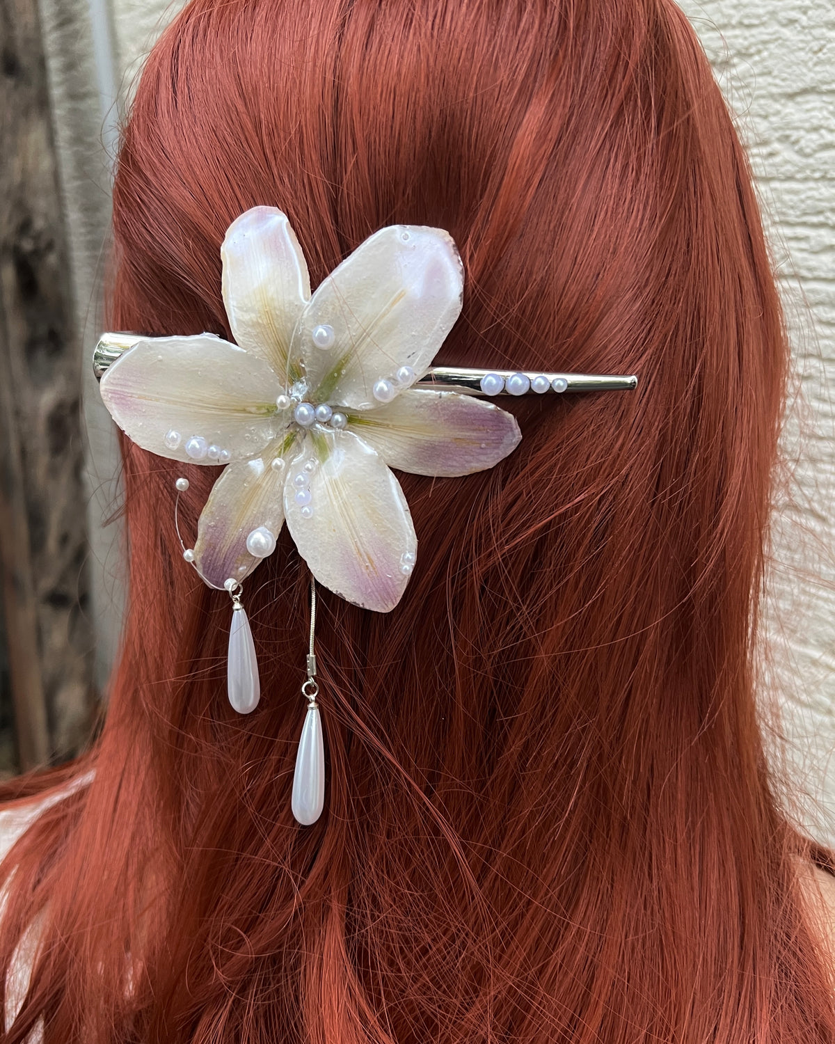 Ghost Lily - Hairpin