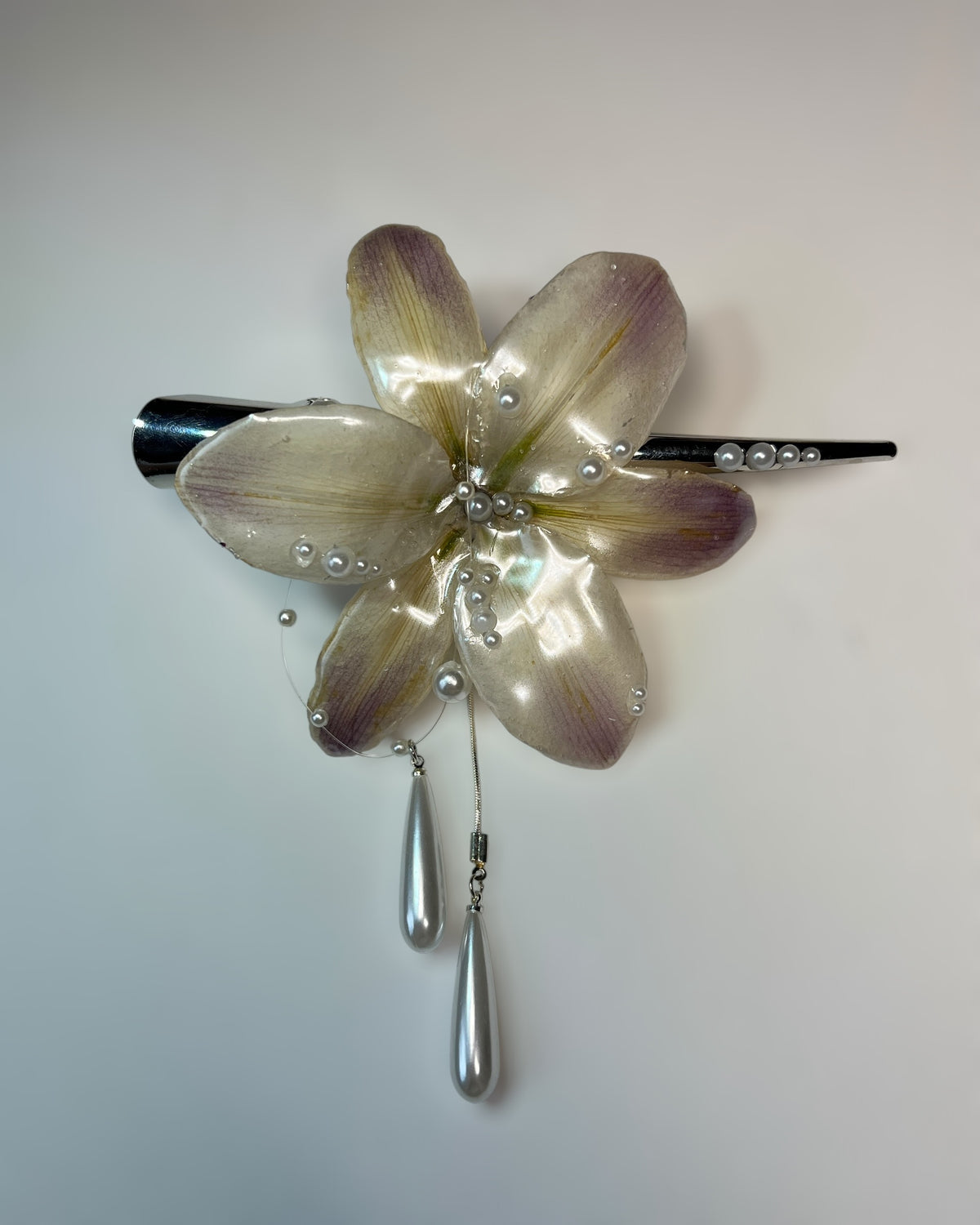 Ghost Lily - Hairpin